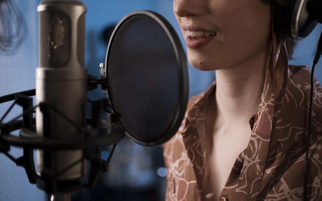 L’art de la narration : comment captiver avec une voix off chaleureuse.